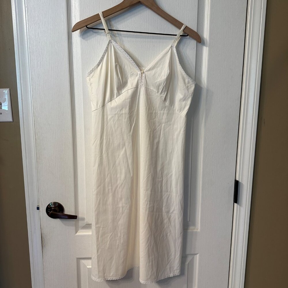VTG Vanity Fair Nylon Antron Lace Trim Midi White Nightie Slip Dress Chemise 36